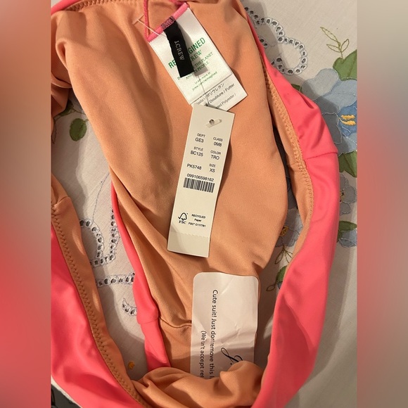 J.Crew Women's XS
Reversible Curved Waist
Cheeky Bikini Bottoms
COLOR TRO - Picture 4 of 5